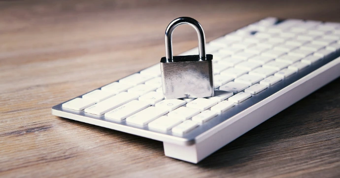 Un clavier d'ordinateur avec un cadenas posé dessus